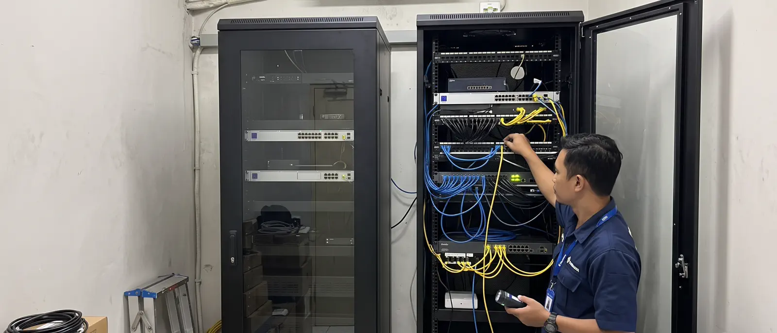 Perangkat NAS penyimpanan tim di kantor perusahaan