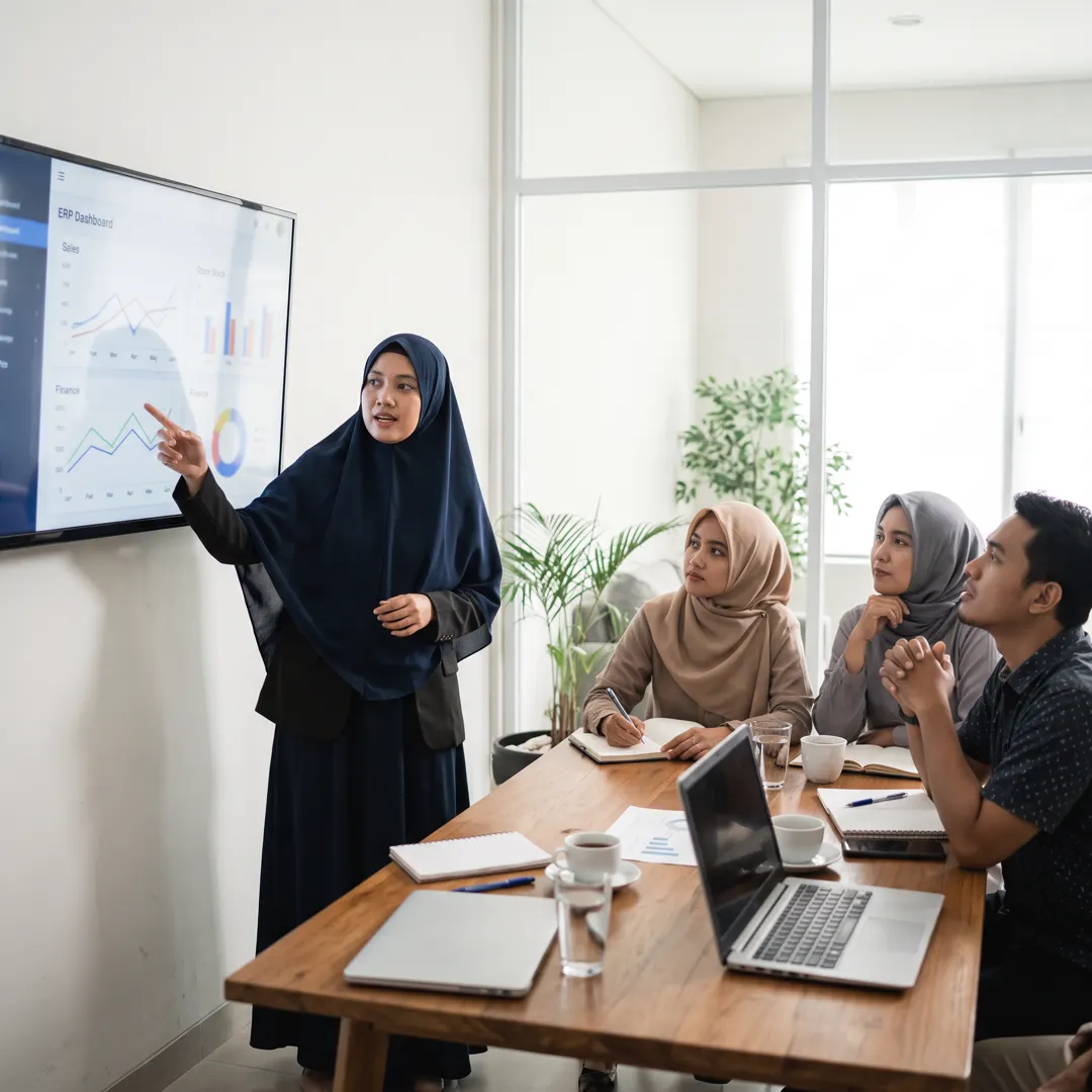 Manajer memantau dashboard ERP dengan bantuan AI